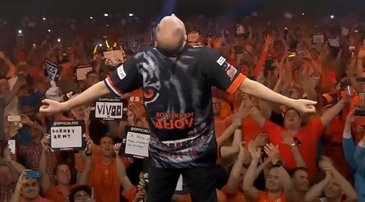Raymond van Barneveld in Rotterdam met zijn Barney army